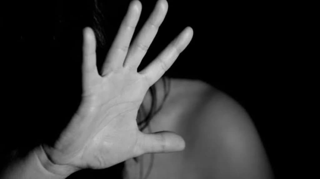 Mulher é amarrada por amigos, tem cabelo cortado e corpo “molhado” com gasolina em SC