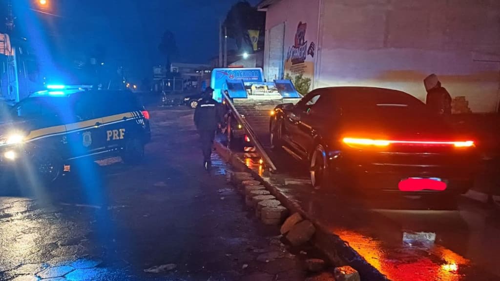 Motorista “amostradinho” tem carro de luxo de R$ 650 mil apreendido em SC