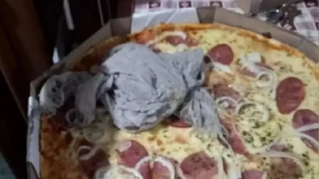 Cliente recebe pizza com pano de chão dentro da caixa