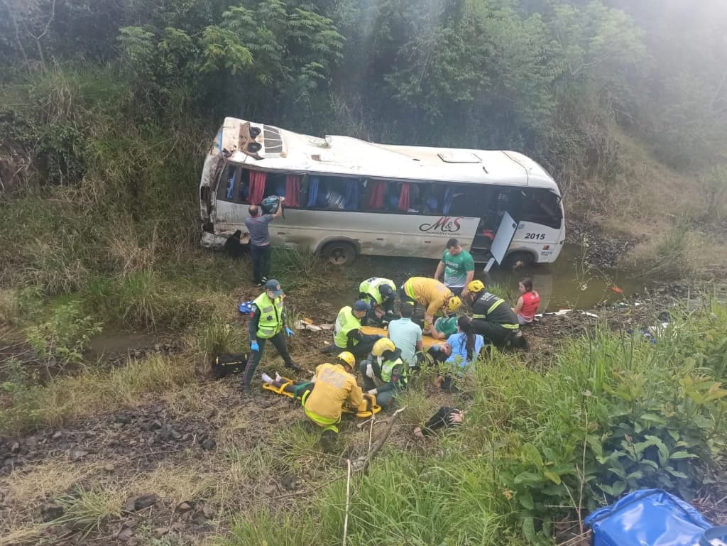 Ônibus envolvido em acidente levava adolescentes para campeonato de vôlei em SC