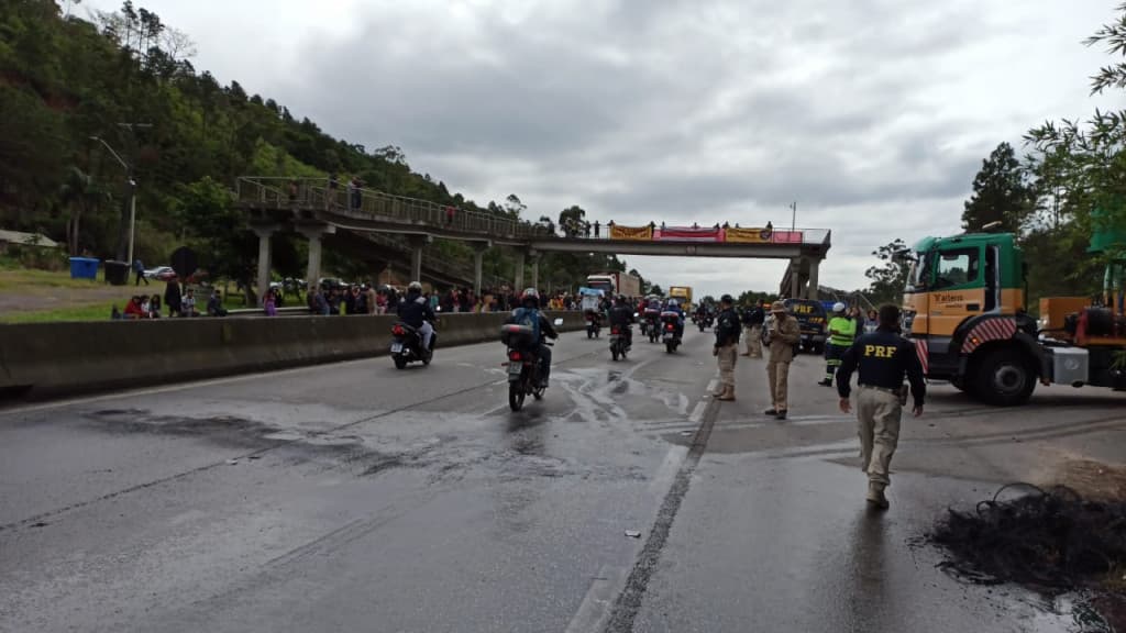 Indígenas concordam em liberar a BR-101 e protestam na marginal, em Palhoça