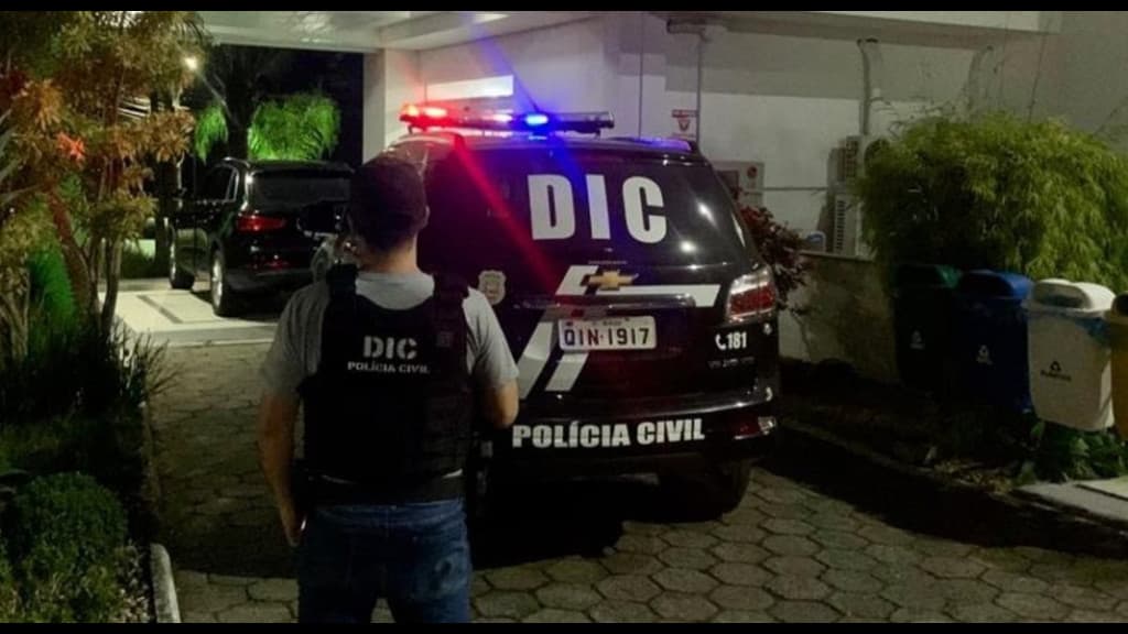 Mãe em trabalho de parto é escoltada por policiais civis em SC