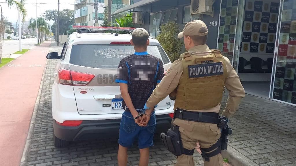 Ladrão “faminto” pede comida e furta iPhone 14 em restaurante de Bombinhas