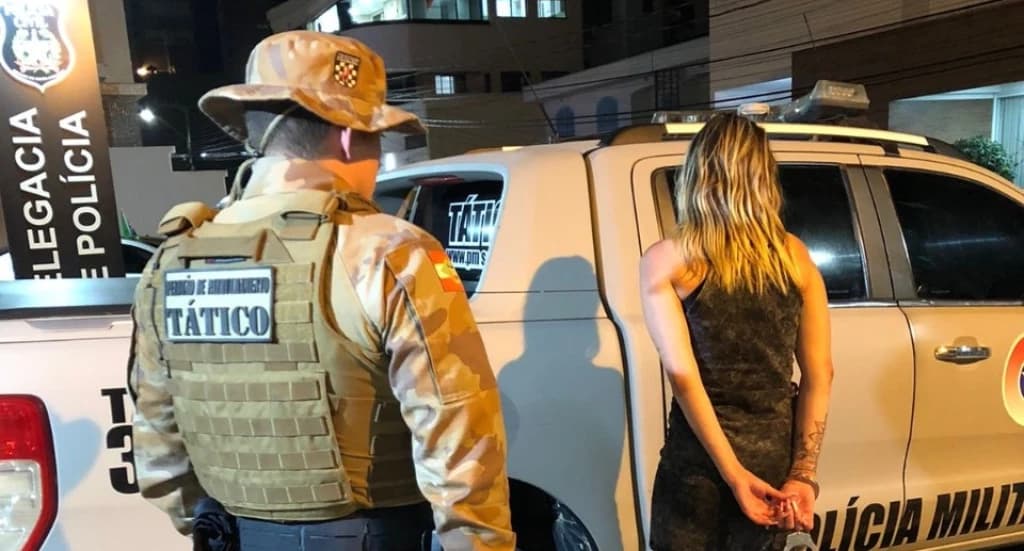 Mulher surta por ciúmes, assusta vizinhos e é presa em Porto Belo