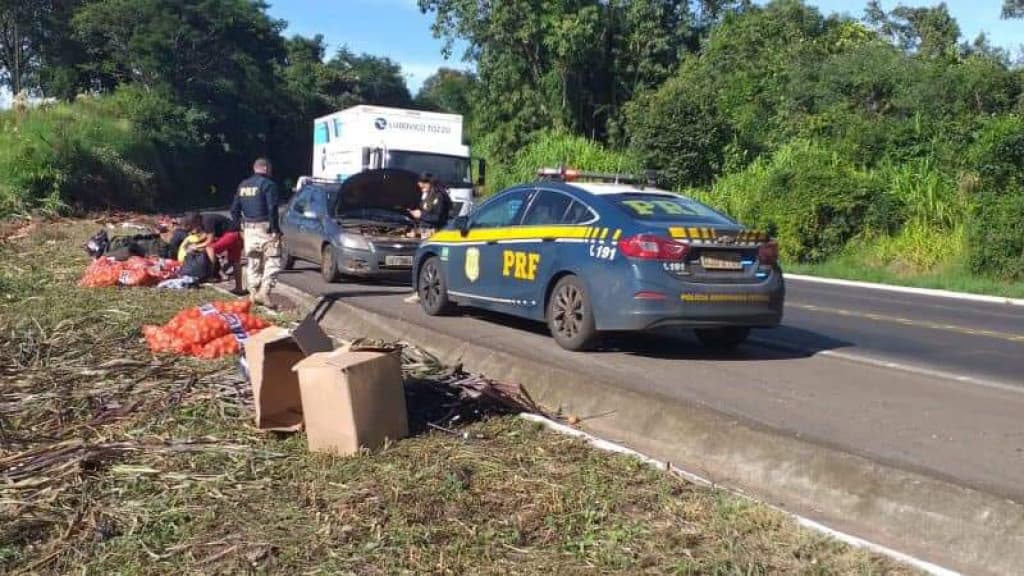 Homem é preso por furto de cebolas após acidente com caminhão na BR-282