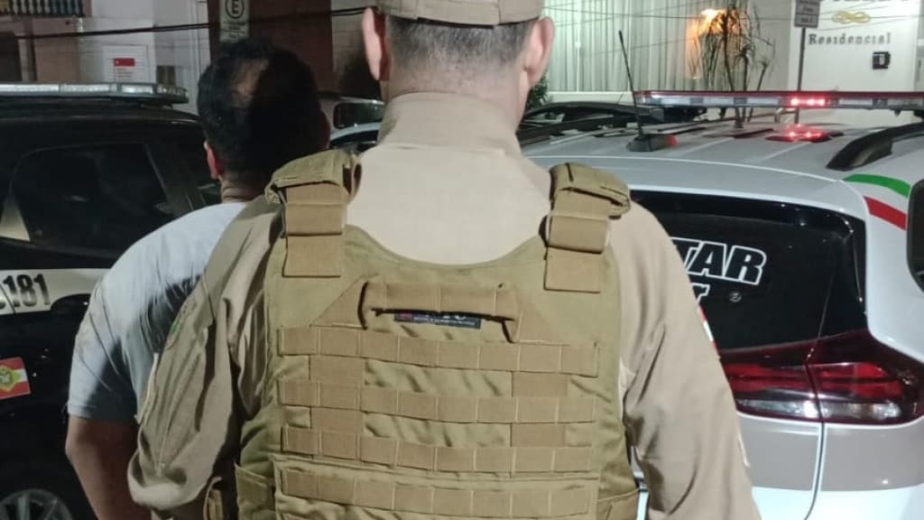 Bêbado causa caos no trânsito de Itapema e ameaça policiais: “sou rico”
