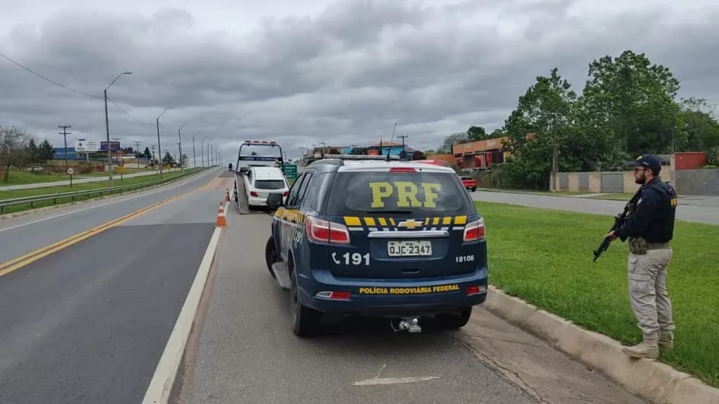 Foragida da justiça em SC finge gravidez para não ser presa em fiscalização da PRF no Paraná