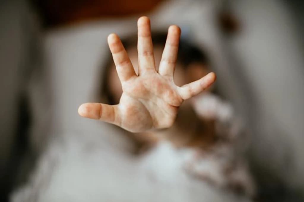 Mãe encontra companheiro dormindo com a filha e descobre estupro