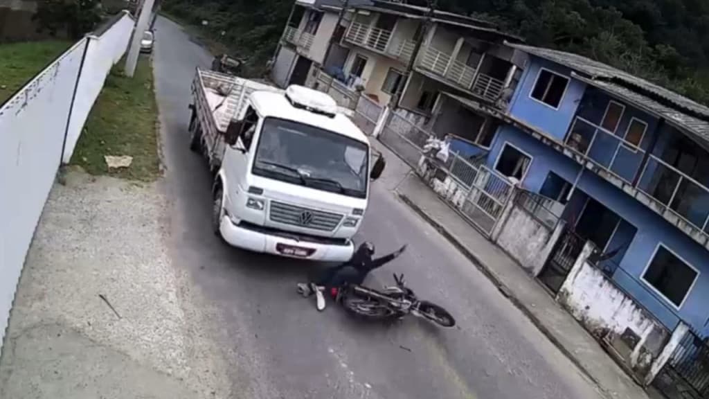 “Milagre”: motociclista escapa de tragédia ao cair embaixo de caminhão