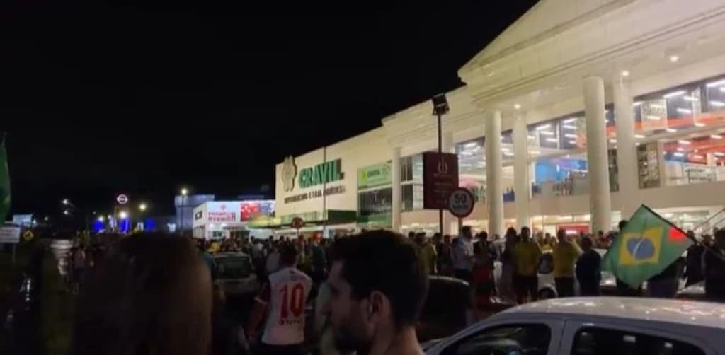 Bolsonaristas protestam e bloqueiam BR-101, em frente à Havan