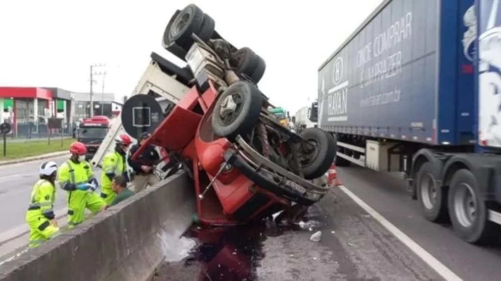 Caminhão com 24 toneladas de batata  tomba na BR-101 em Itajaí