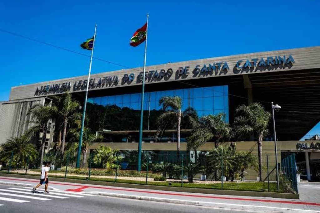Apenas 7 deputados votaram contra aumento de salário do governador de Santa Catarina
