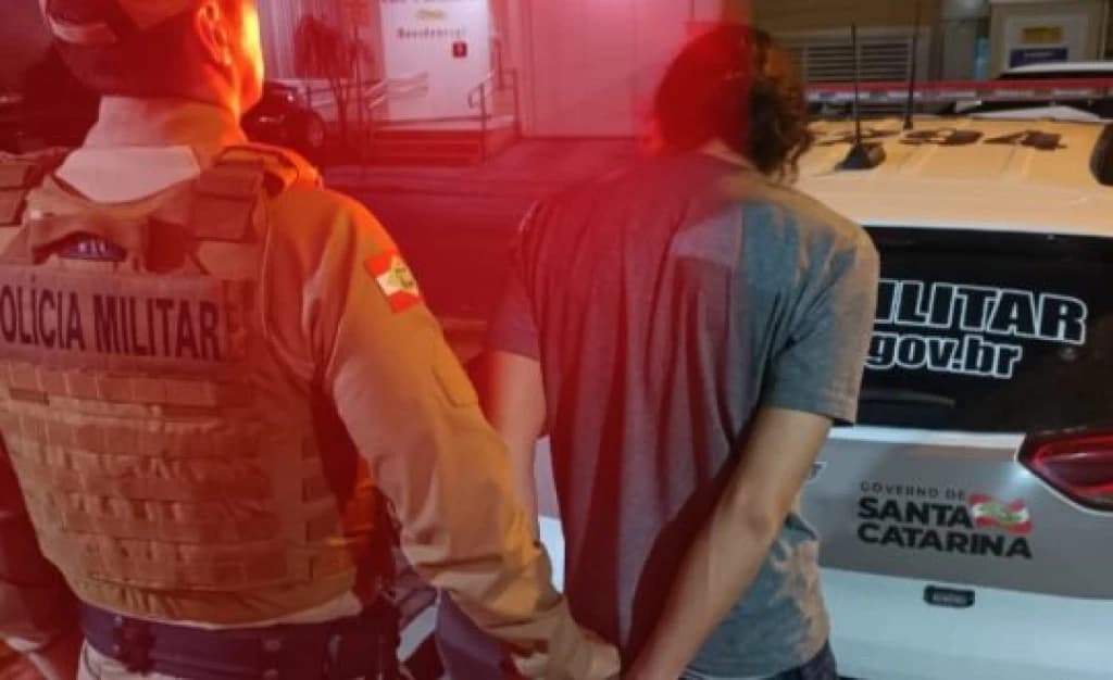 Homem furta whisky em supermercado de Porto Belo e vai parar na cadeia