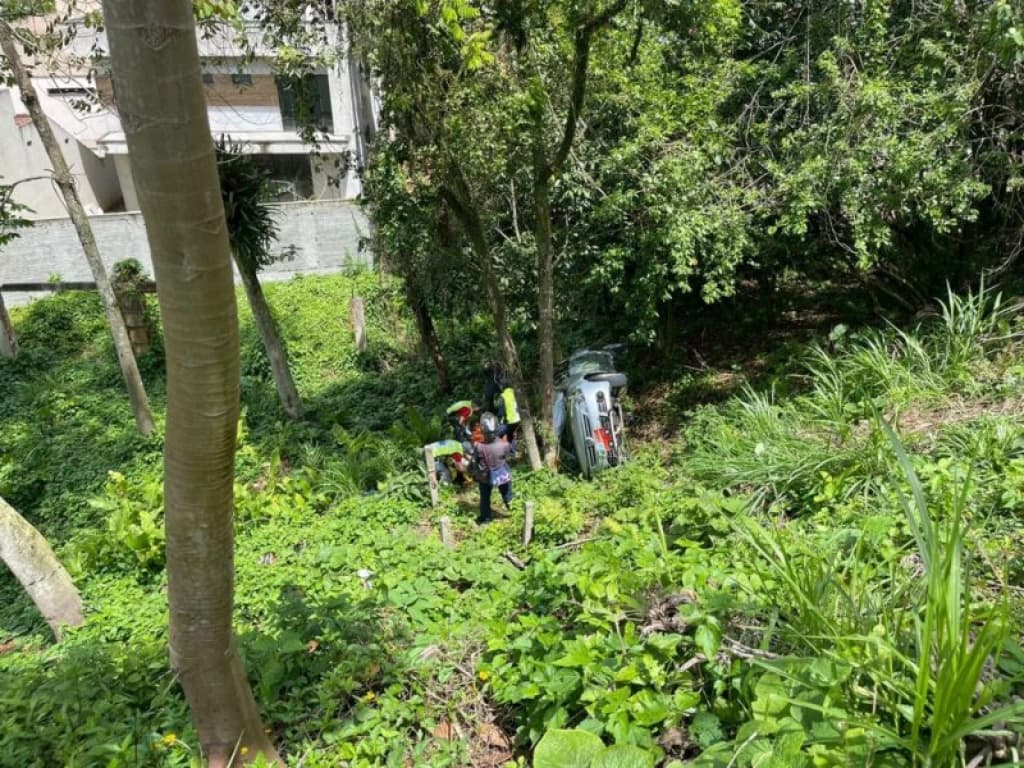 Mulher perde controle de veículo e cai em ribanceira em Itajaí