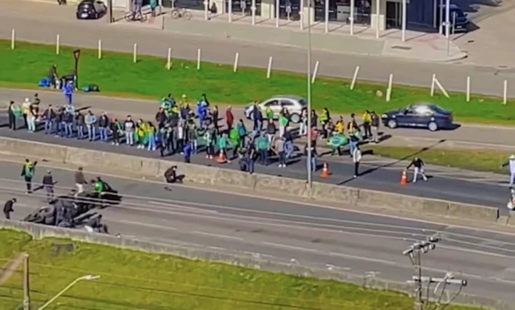 Manifestantes voltam a bloquear a BR-101 em Itapema