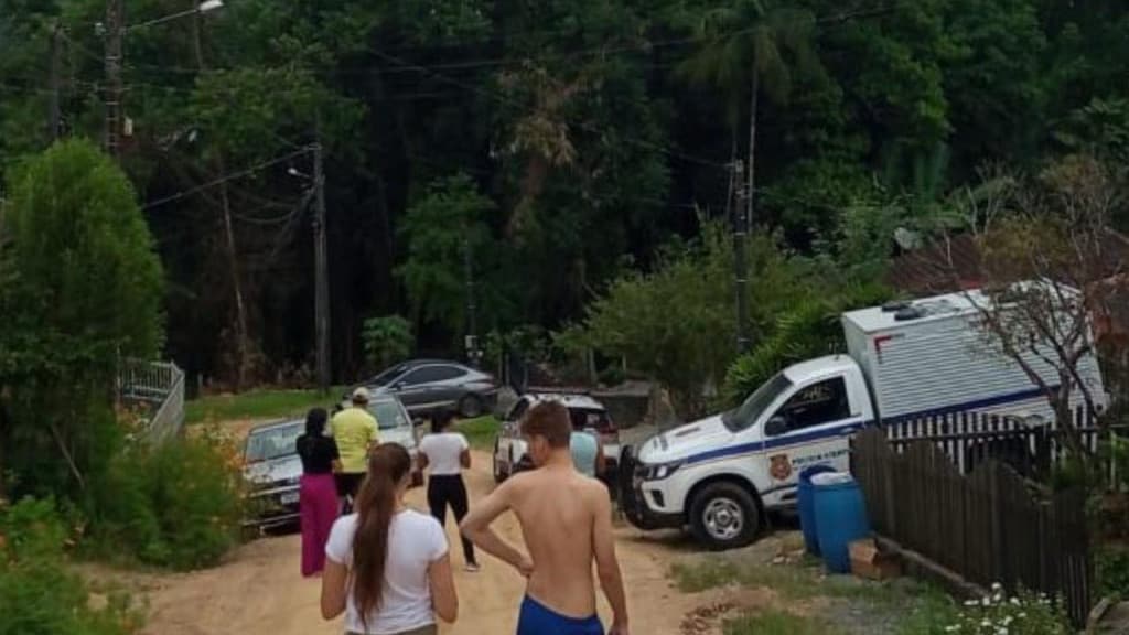 Homem vai na casa da ex-companheira e morre com facada no peito