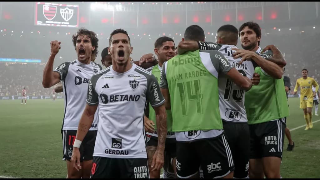 Atlético-MG atropela o Flamengo no Maracanã lotado