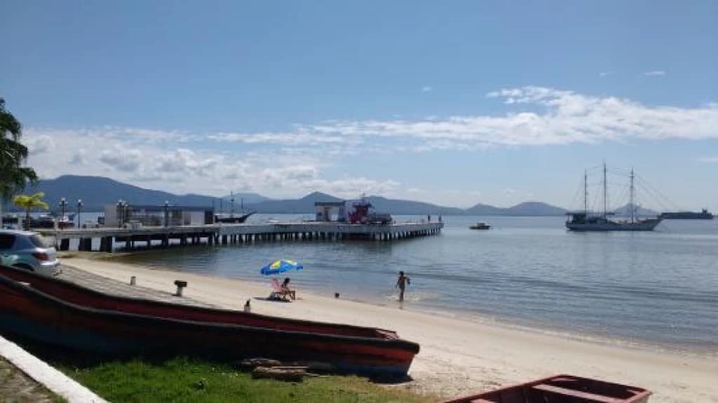 Enfermeira de folga encontra ossada de criança em praia de SC