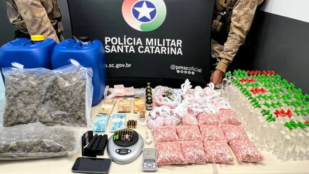 Jovem é preso com maconha, skunk e 30 litros de loló em Florianópolis
