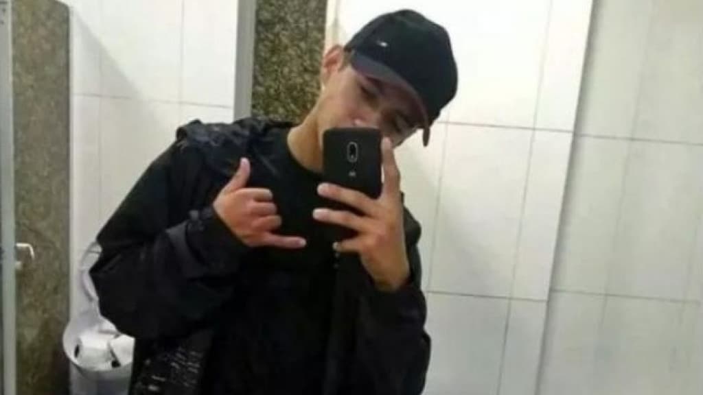 Amigos e familiares prestam homenagens a jovem morto com tiro na cabeça e Itapema