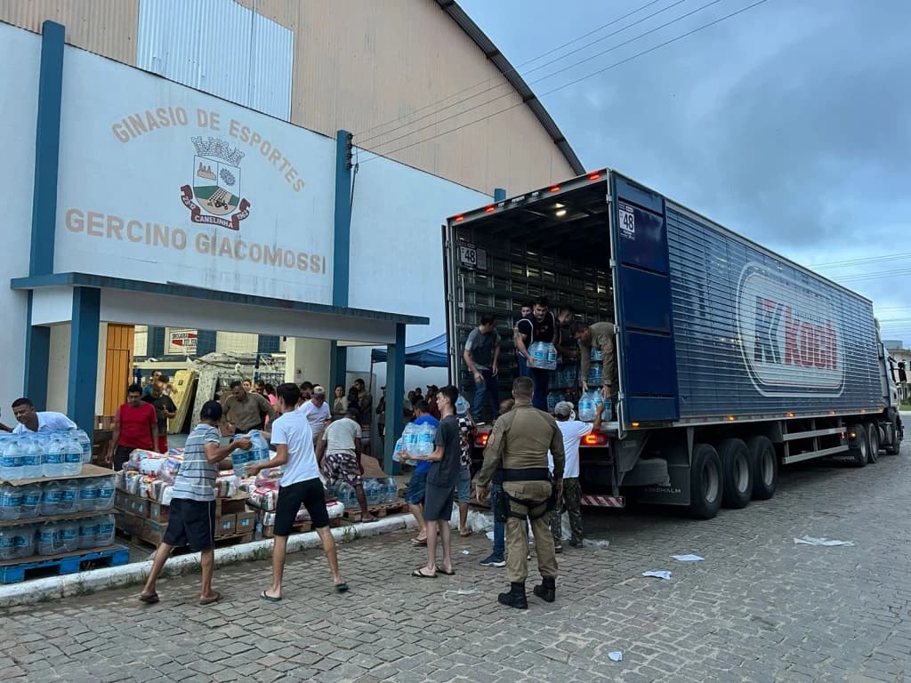 Grupo Koch manda carreta com alimentos para cidades afetadas pela enchente