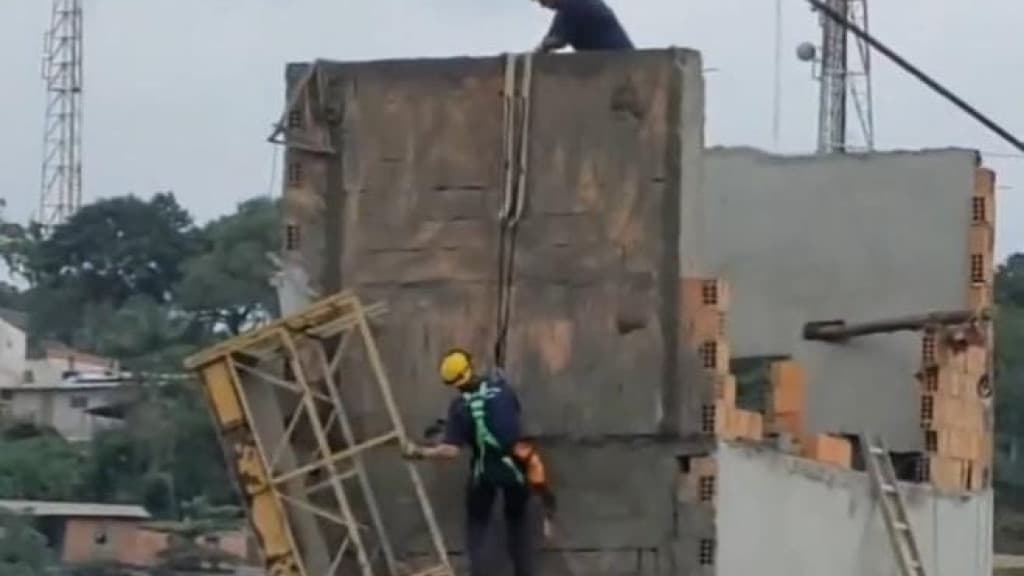Homem cai de andaime e fica pendurado de uma altura de 12 metros em SC