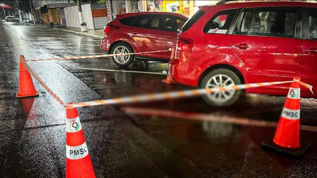 Homem matou o atual da ex a facadas em sorveteria com ajuda do filho