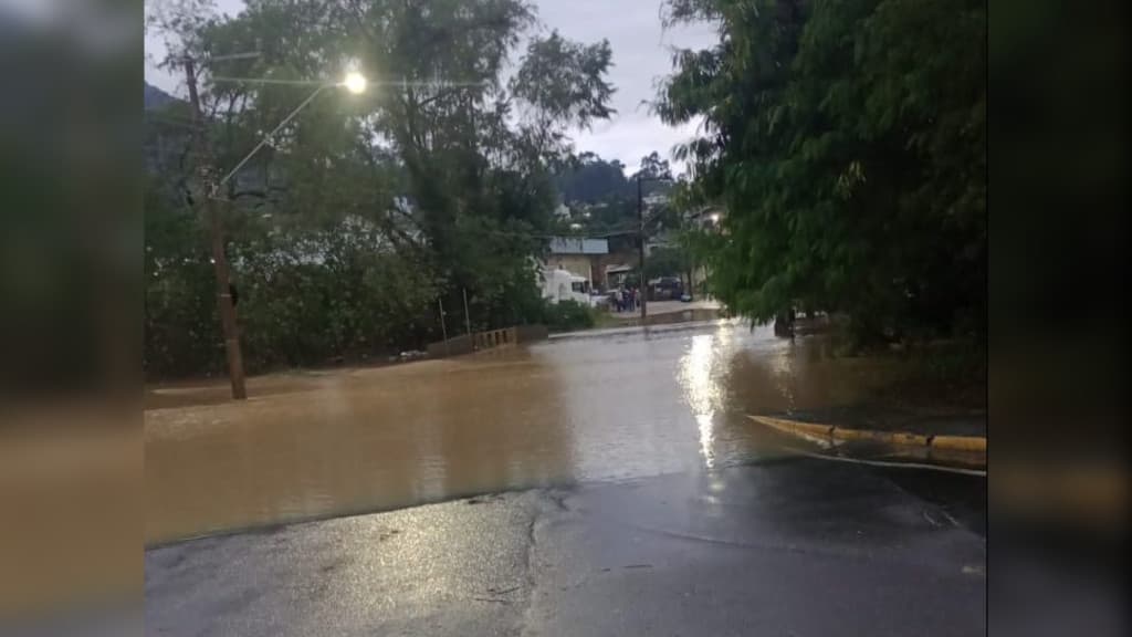Enchente em Rio do Sul: Nível do Itajaí-Açu sobe dois metros
