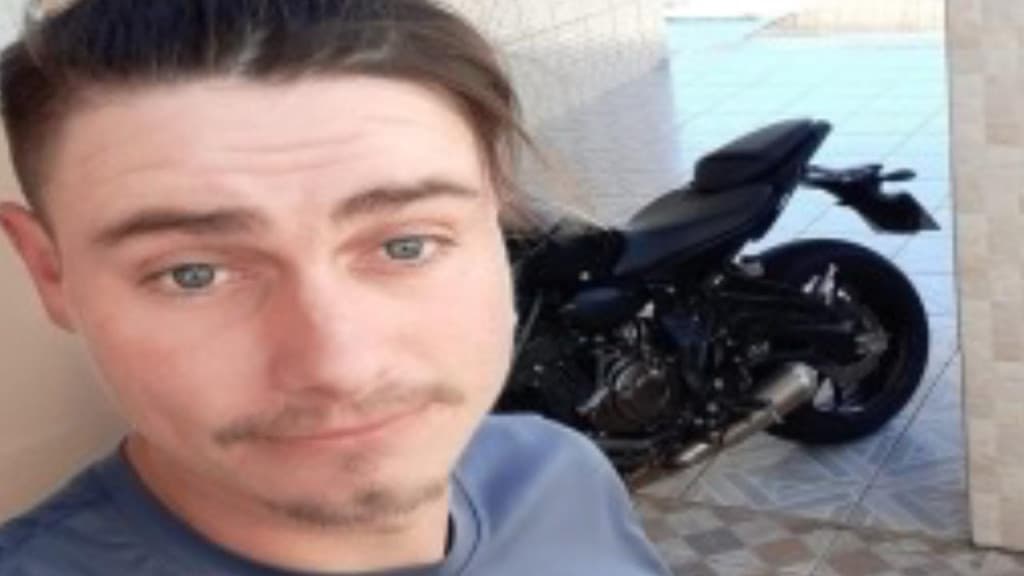 Homem morre após colidir moto em parede de concreto