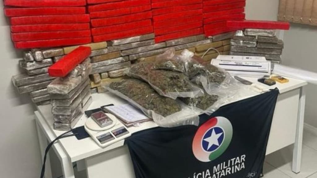 Casal é detido com mais de 80kg de maconha dentro de residência