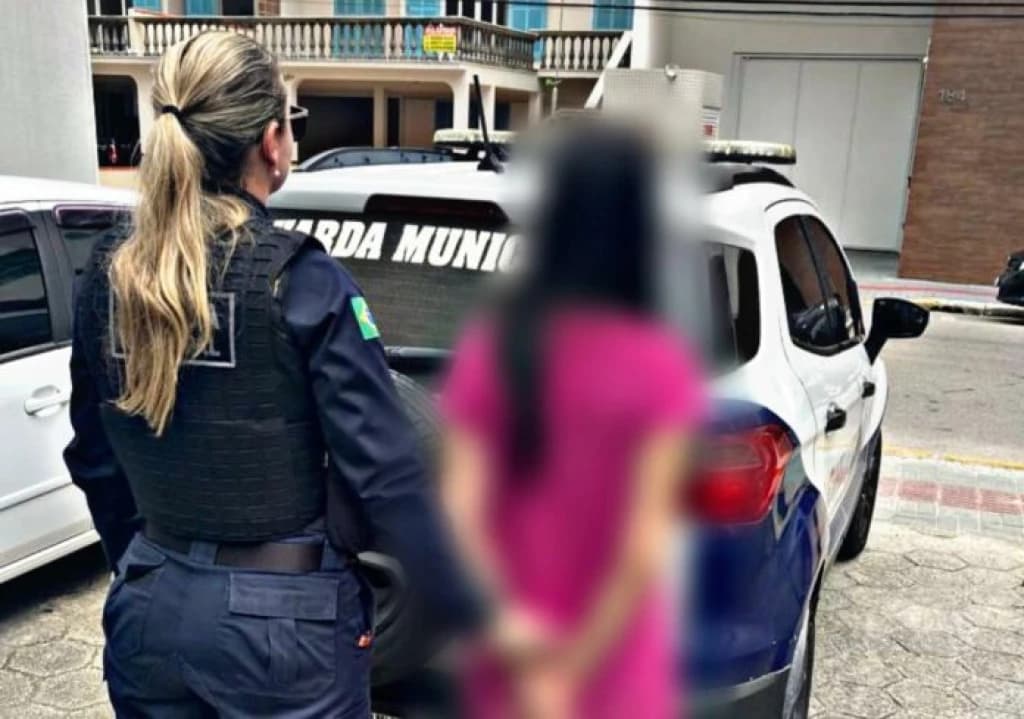 Mulher que aplicou golpes usando criança em Bombinhas e região é presa