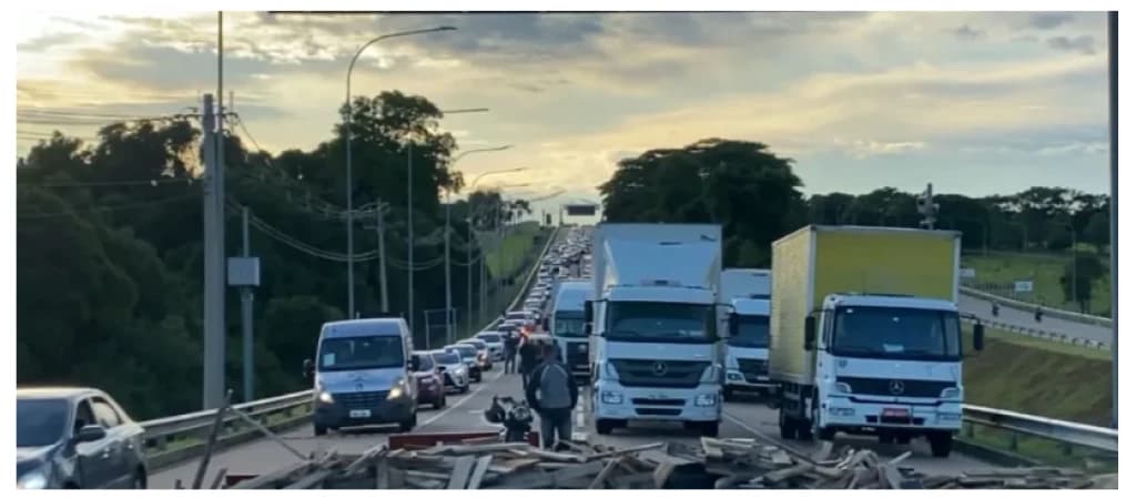 Caminhoneiros ocupam acesso ao Aeroporto de Viracopos, em SP