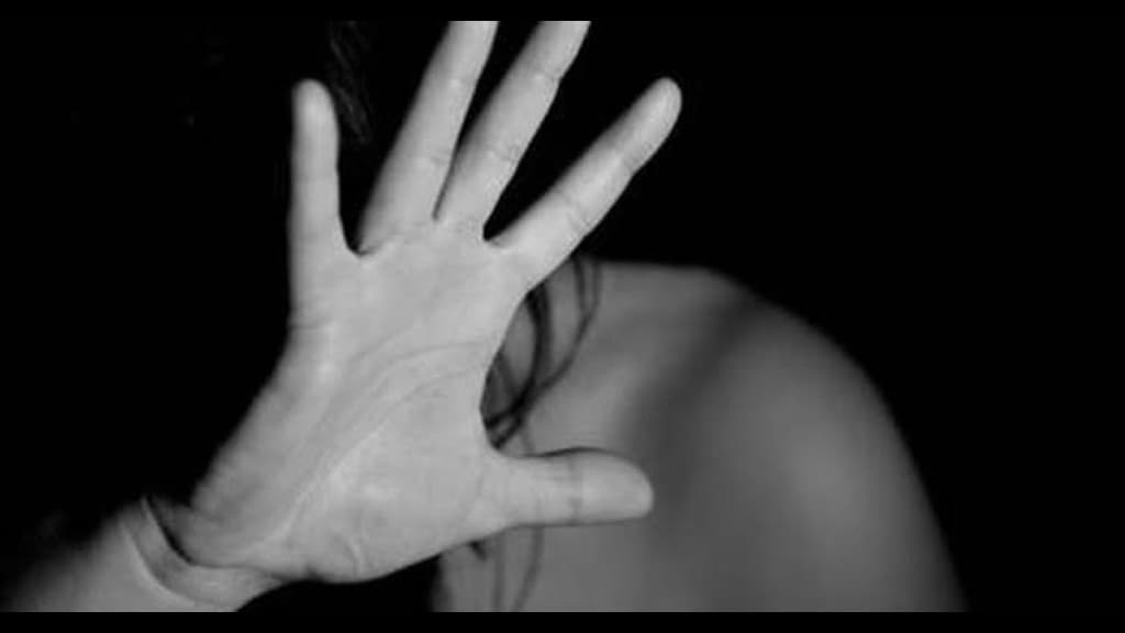 Homem persegue mãe com enxada após tentativa de estupro