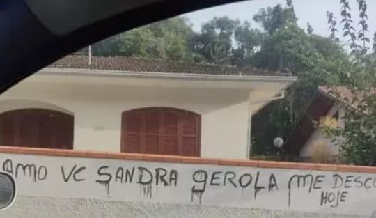 Homem conquista a ex com pichação no muro de casa: “volta Sandra”