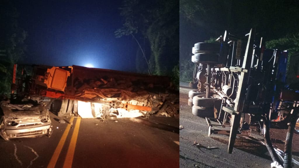 Caminhão carregado de sucata tomba na BR-470, em SC