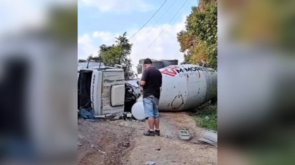 Caminhão descontrolado tomba sobre casa e causa destruição em morro do Tabuleiro