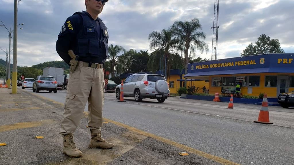 PRF inicia Operação Tiradentes para fiscalizar estradas durante feriado prolongado