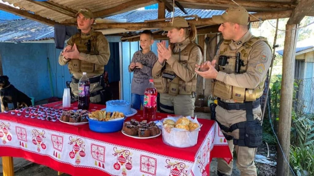 Policiais cumprem o desejo de aniversário de criança em SC