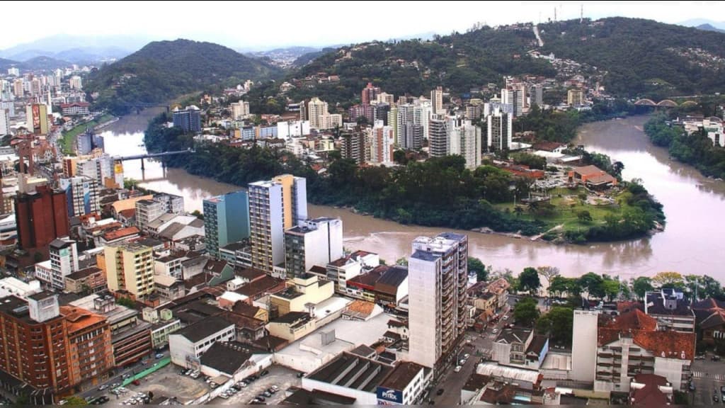 Prefeito catarinense faz decreto contra obrigação da vacina da Covid-19 em crianças