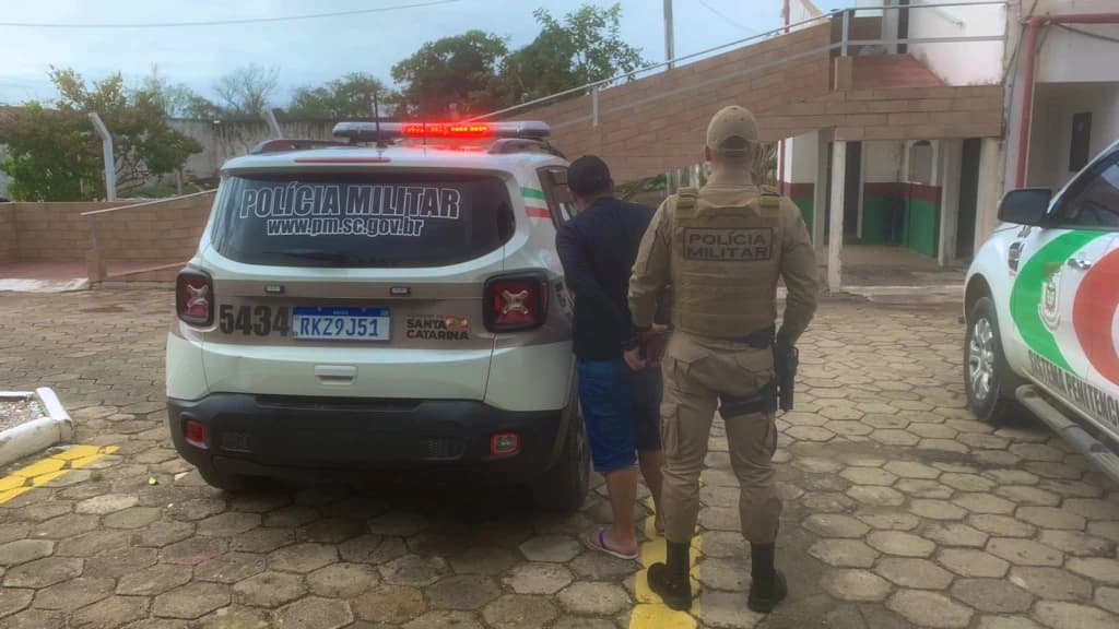 Foragido é preso por associação e tráfico de drogas em São João Batista