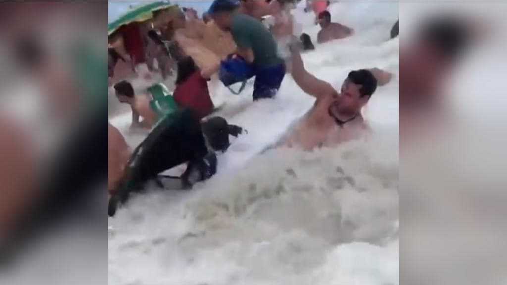 Pessoas na praia são surpreendidas com ressaca e o pior acontece: “onda levou tudo”
