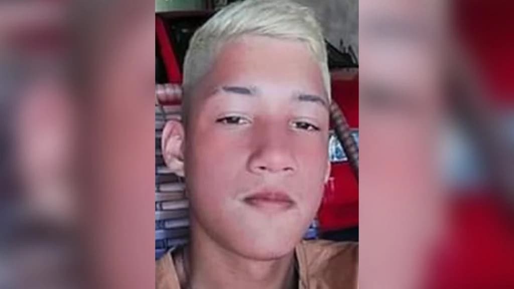 Jovem bate motocicleta modificada em traseira de carro e morre no hospital