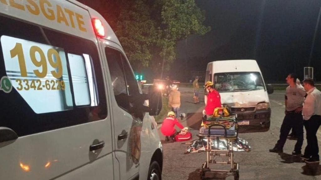 URGENTE: Motociclista morre após colidir com van na BR-101, em Navegantes