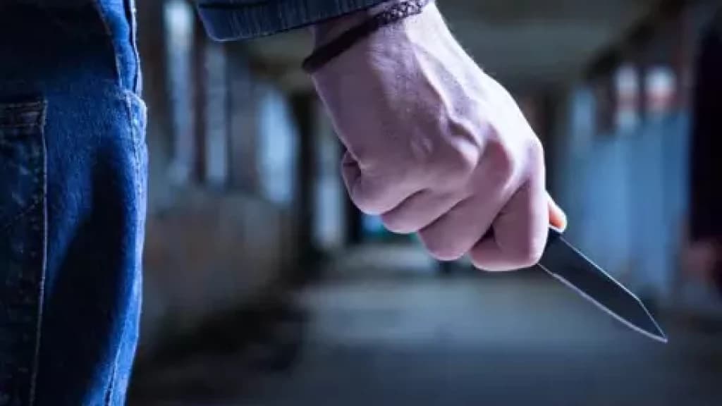 Homem foge após perseguir mulher pelas ruas com faca na mão