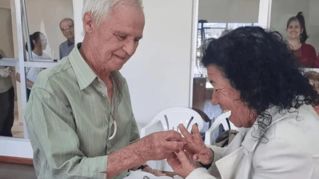 Idoso de 79 pede namorada em casamento, em SC: “não tem idade pra ser feliz”