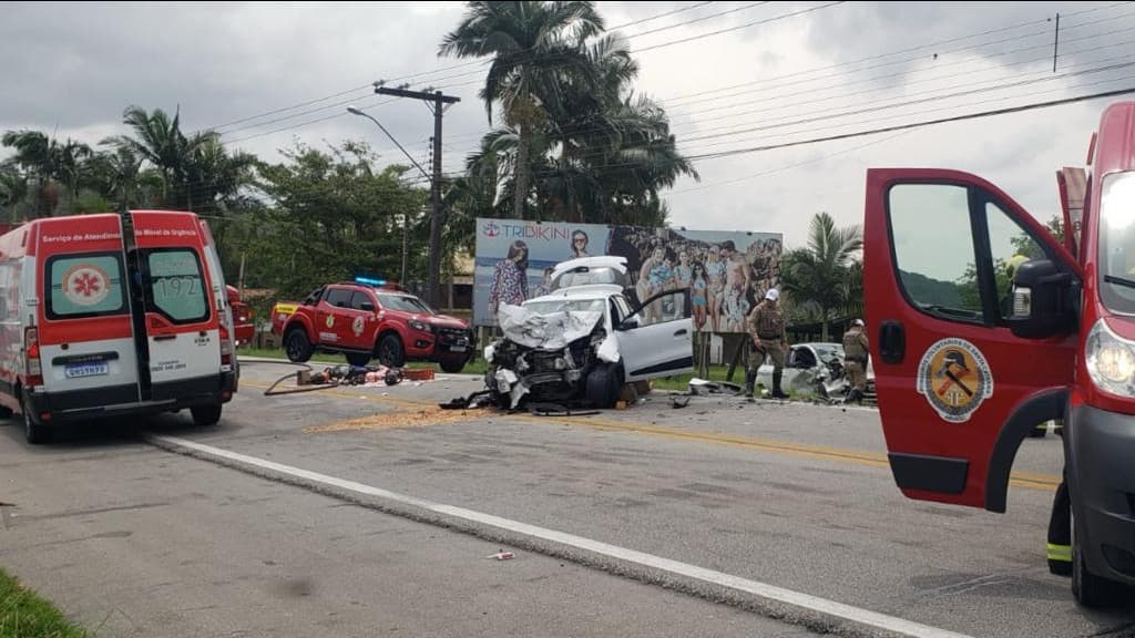 Mulher morre e outras duas pessoas ficam feridas após acidente, em Ilhota