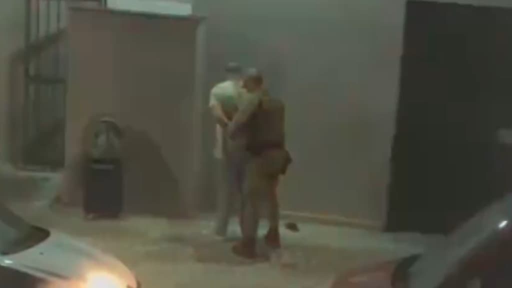 Homem é contido por populares após agredir mulher em Itapema