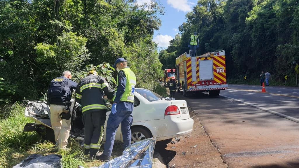 Homem morre após colisão entre carro e carreta na BR-282