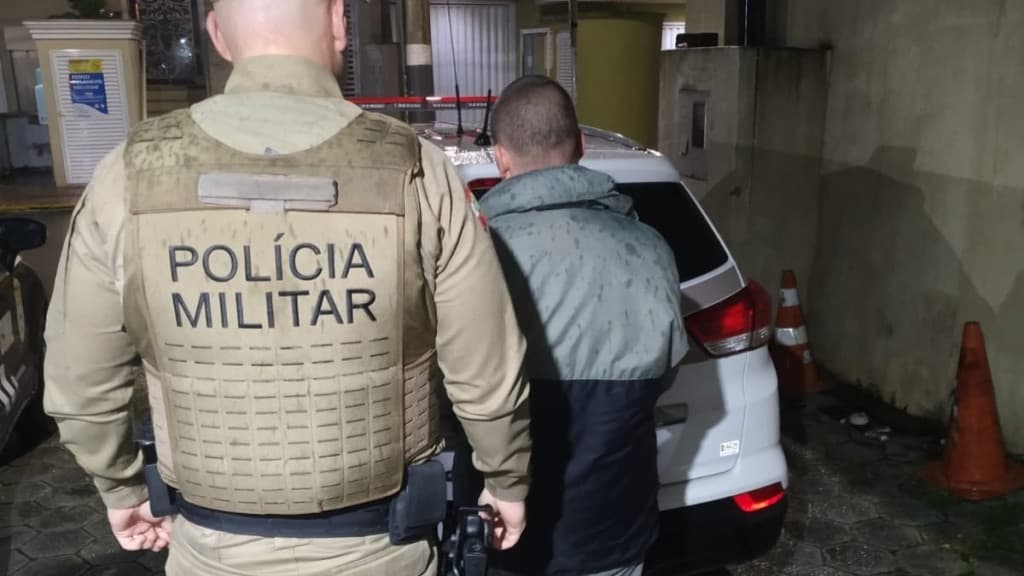 Discussão termina com mulher apanhando de cabo de vassoura e homem arranhado em Tijucas