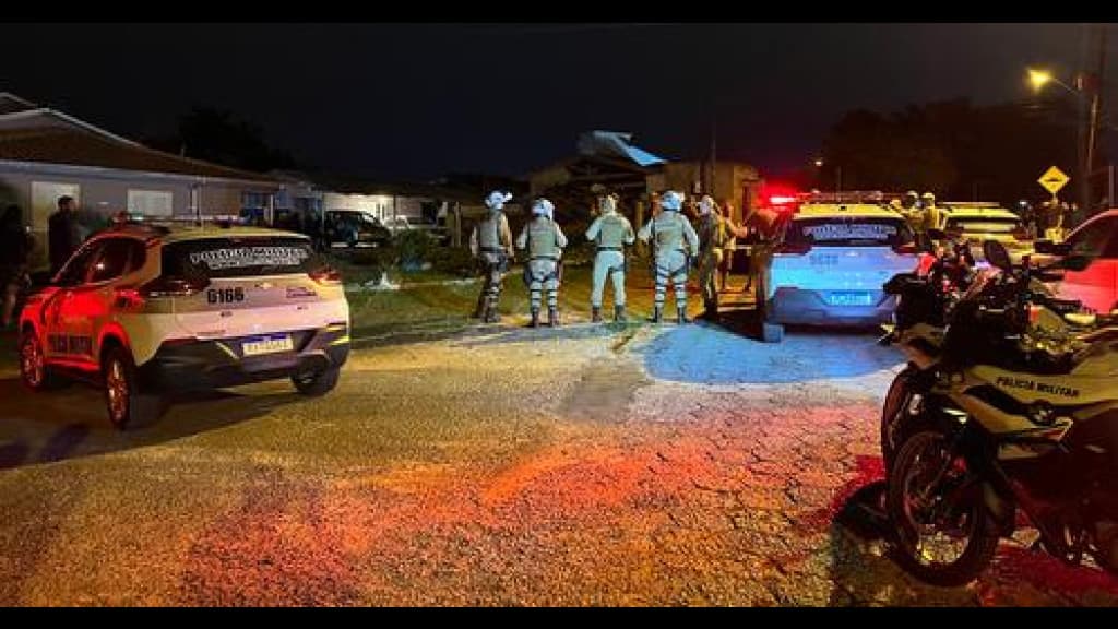 Ladrão furta caminhonete capota durante fuga e acaba preso pela PM